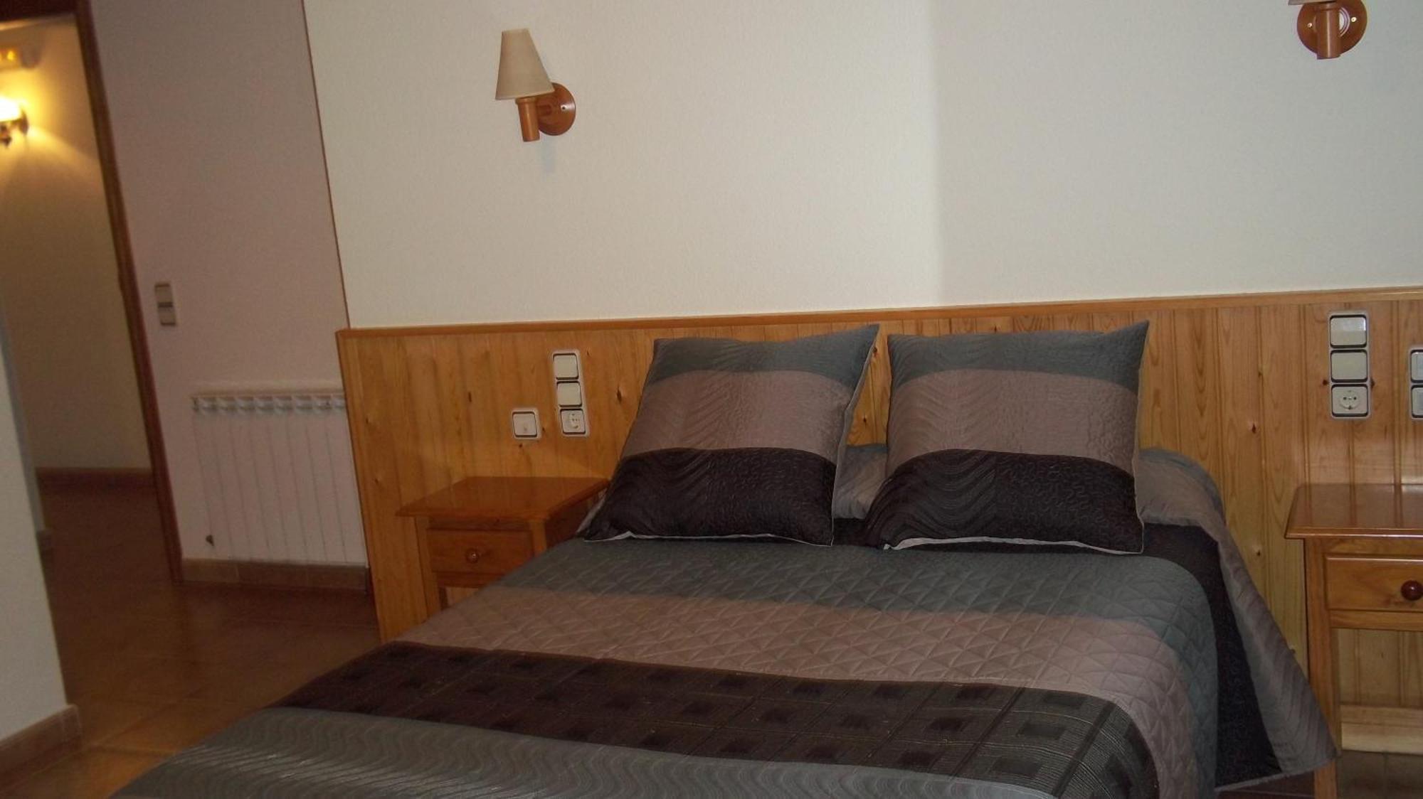 Hostal Pernalle Erillavall Kültér fotó